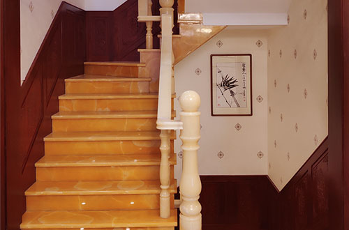 鸠江中式别墅室内汉白玉石楼梯的定制安装装饰效果