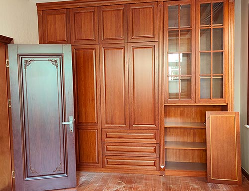 鸠江中式家庭装修里定制的实木衣柜效果图